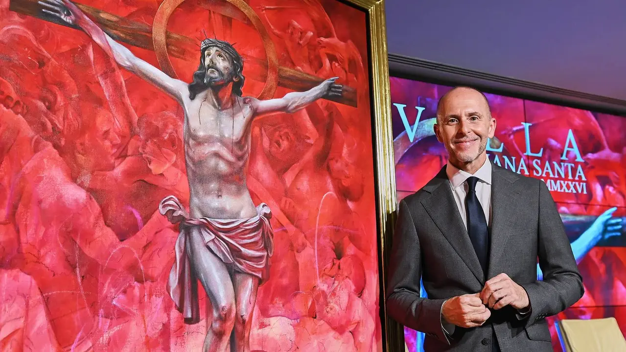 Antoine Cas junto al cartel de la Semana Santa de Sevilla | Salvador L&oacute;pez Medina