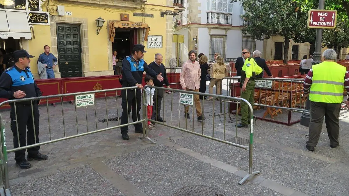 Paso de peatones en la Semana Santa de Jerez