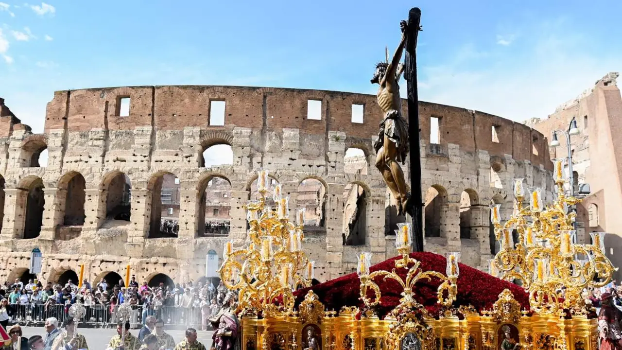 El Cachorro pasando por el Coliseo | Salvador L&oacute;pez Medina