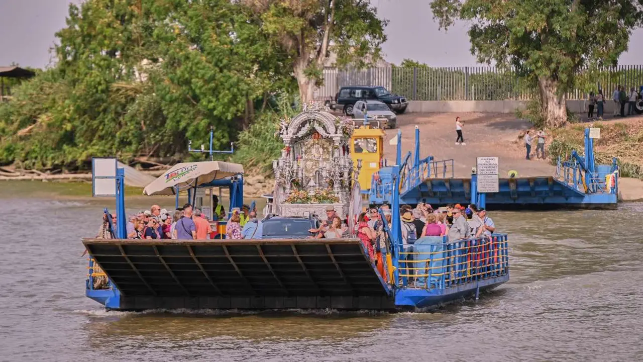 Cruce de hermandades de El Roc&iacute;o por el r&iacute;o en Coria | Salvador L&oacute;pez Medina