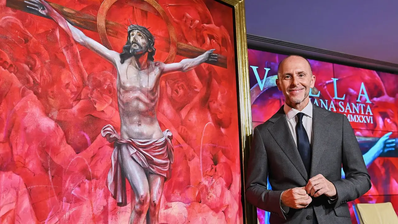 Antoine Cas junto al cartel de la Semana Santa de Sevilla | Salvador L&oacute;pez Medina