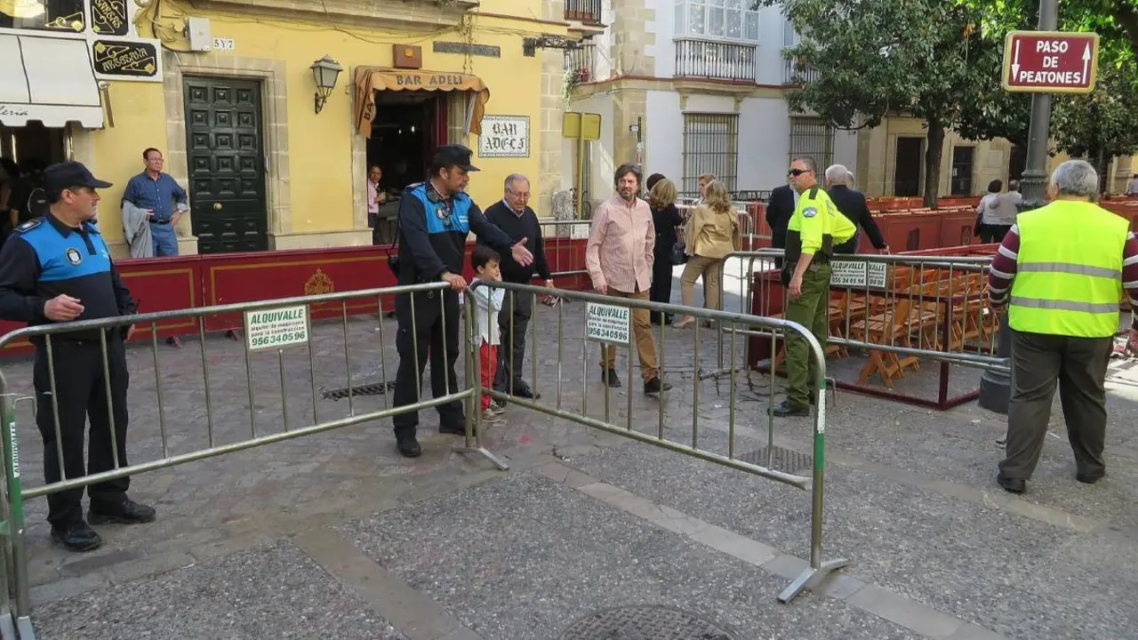 Paso de peatones en la Semana Santa de Jerez