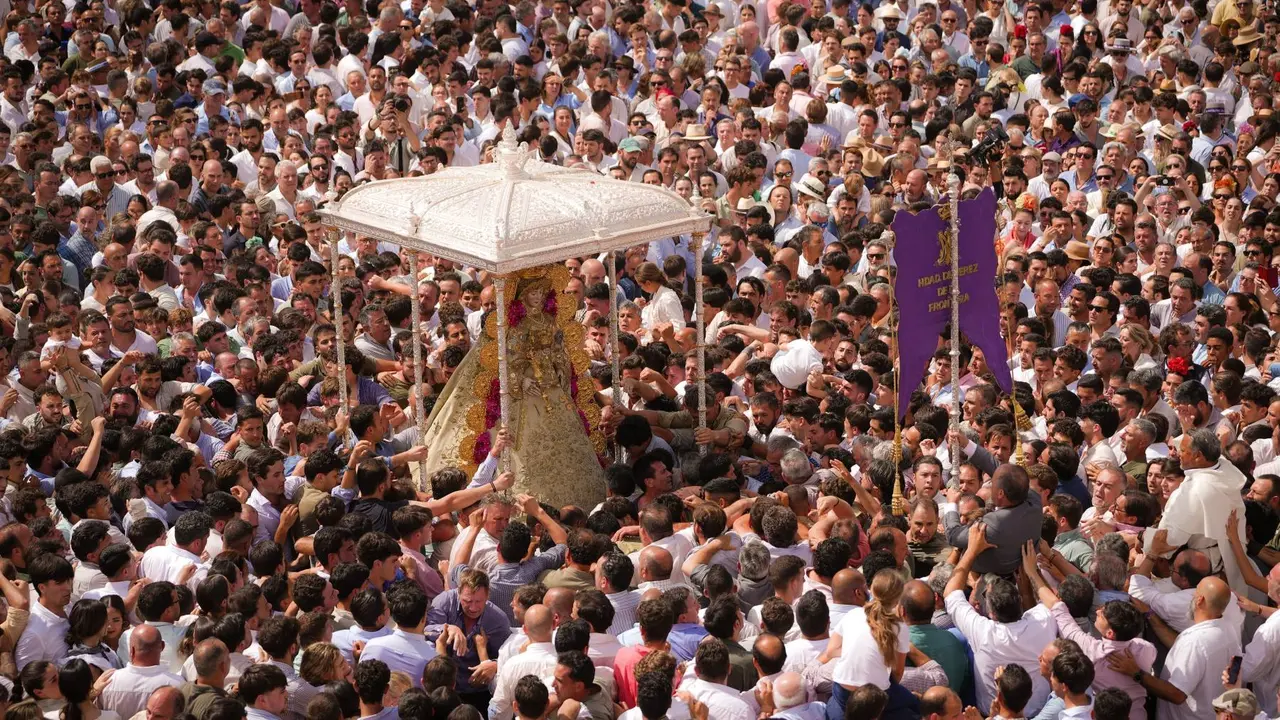 La Virgen frente a la Hermandad del Roc&iacute;o de Jerez | Salvador L&oacute;pez Medina